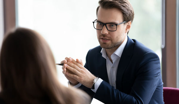 illustratie foto jurist met pen en hamer