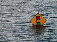 verkeersbord boven water