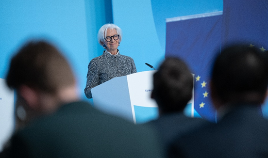 vrouw geeft toespraak achter microfoon