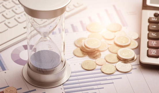 zandloper met geld ernaast