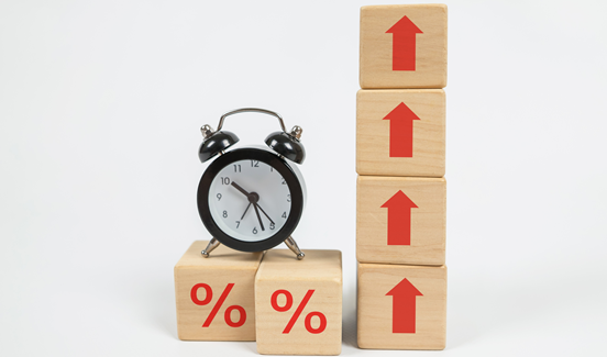 wekker op blokken met pijlen er op