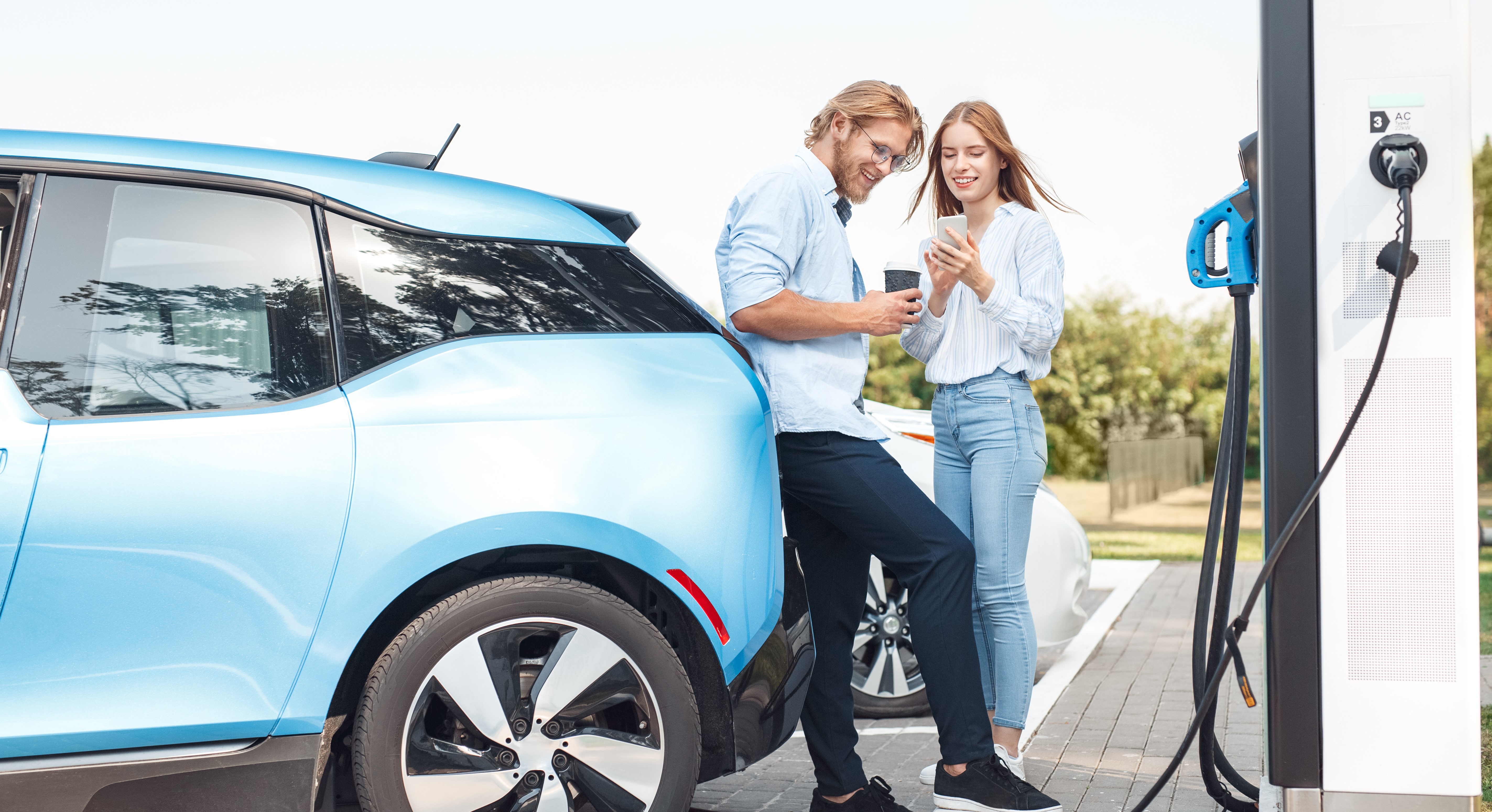 man en vrouw met lichtblauwe auto